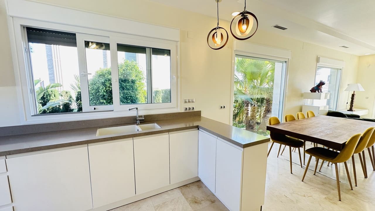 5 slaapkamer Villa te koop in La Zenia met zwembad garage - € 1.500.000 (Ref: 9733733)