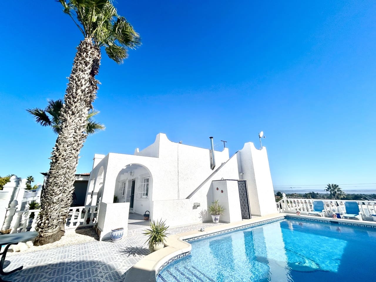2 bedroom Villa for sale in Villamartin with pool - € 390,000 (Ref: 9739238)