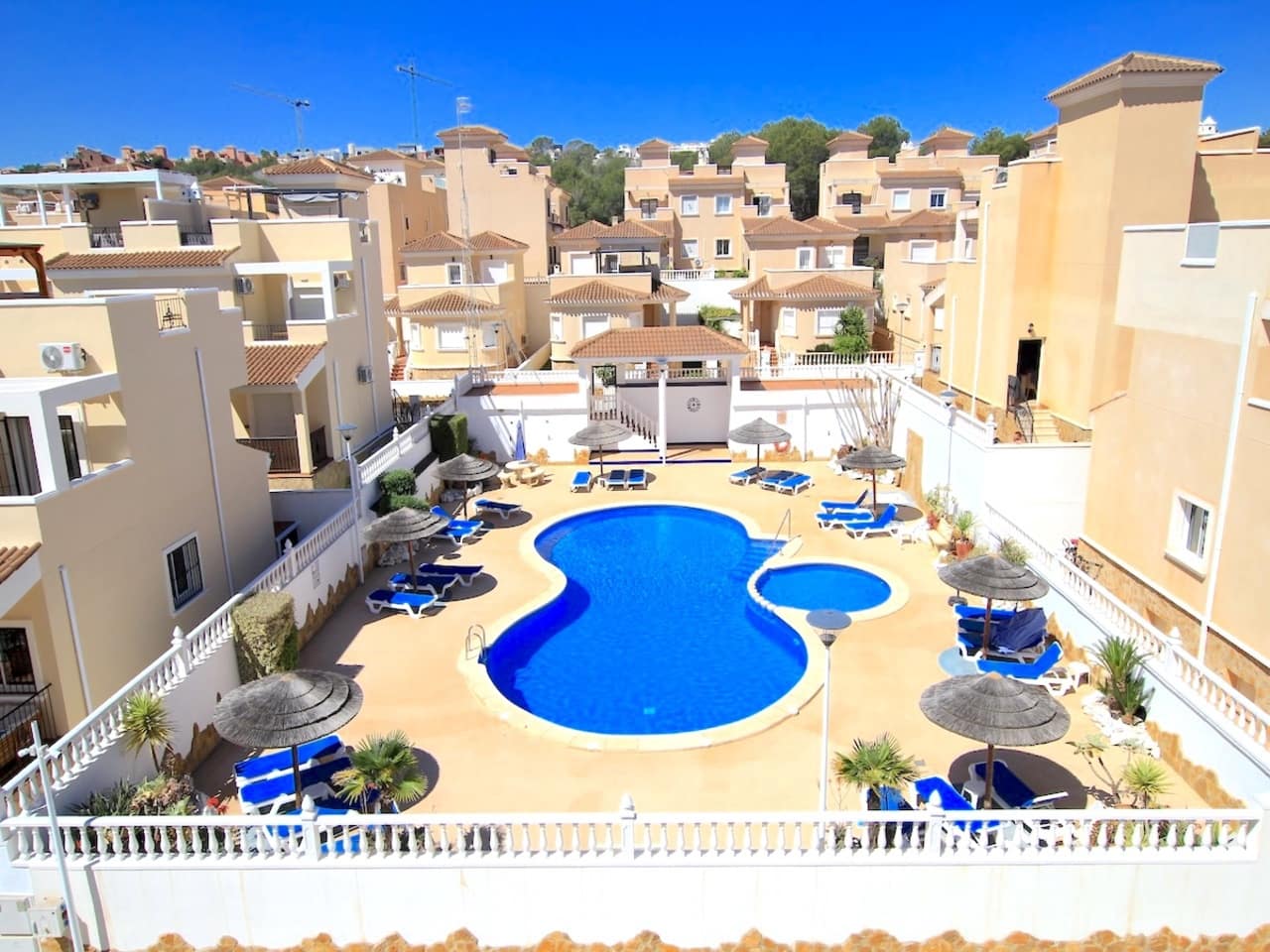 3 soveværelse Villa til salg i San Miguel de Salinas med swimmingpool - € 210.000 (Ref: 9808372)