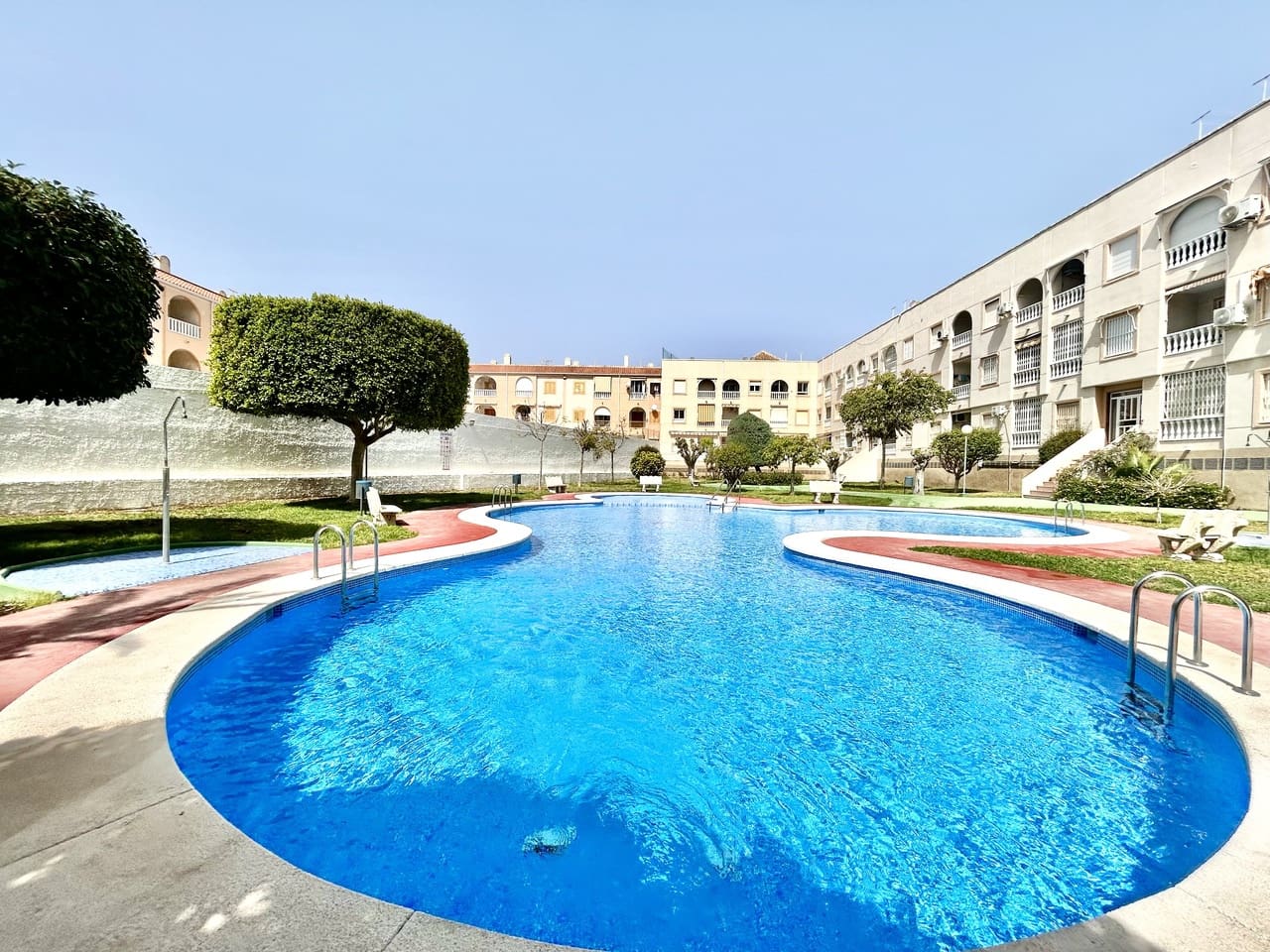 2 soveværelse Lejlighed til salg i Torrevieja med swimmingpool - € 125.000 (Ref: 9808389)