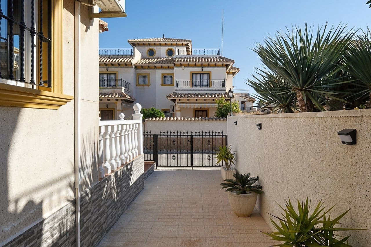 3 slaapkamer Villa te koop in Cabo Roig - € 260.000 (Ref: 9808475)