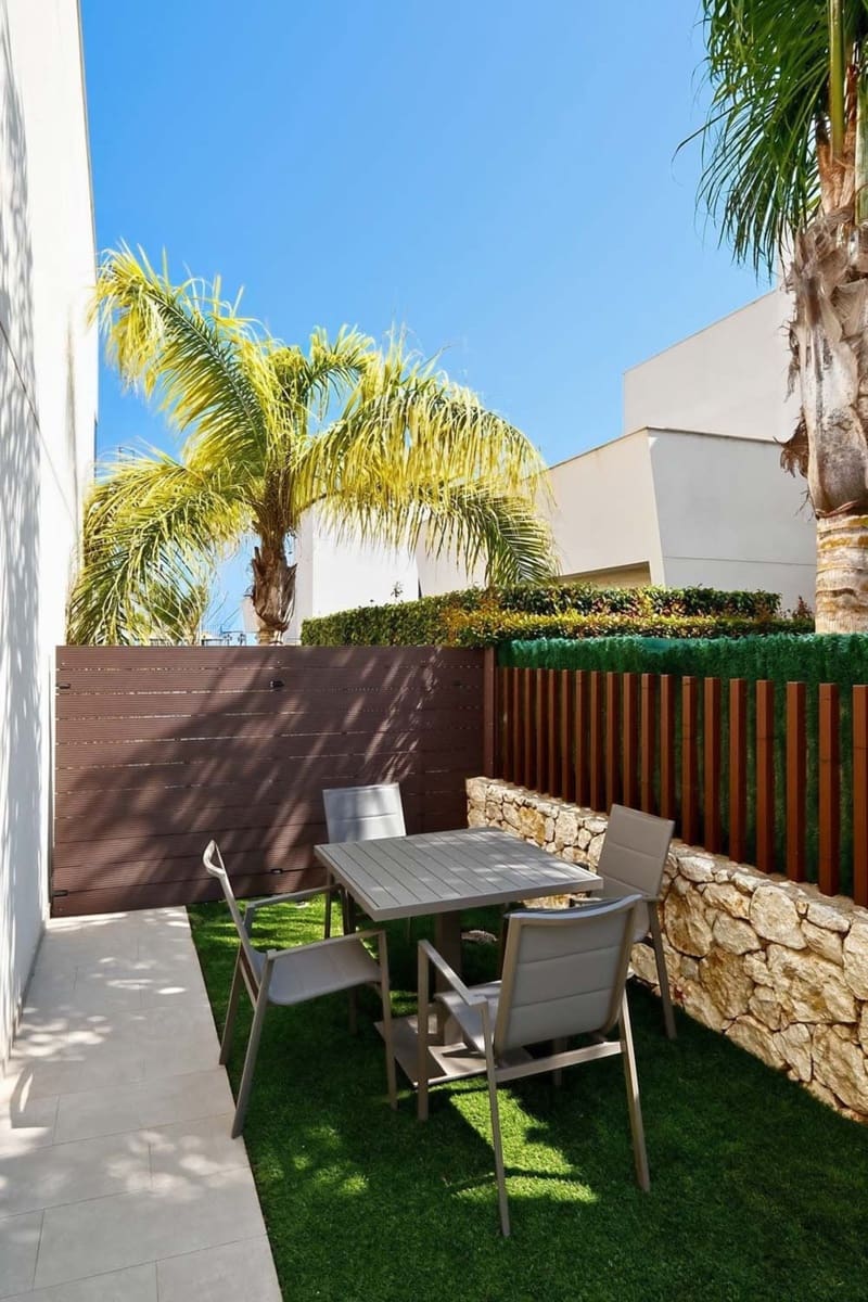 Chalet de 3 habitaciones en Torre de la Horadada en venta con piscina - 450.000 € (Ref: 9808515)