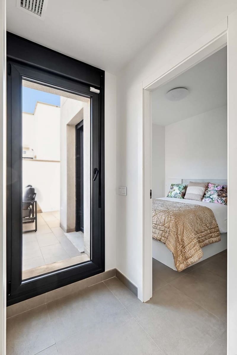 Chalet de 3 habitaciones en Torre de la Horadada en venta con piscina - 450.000 € (Ref: 9808515)