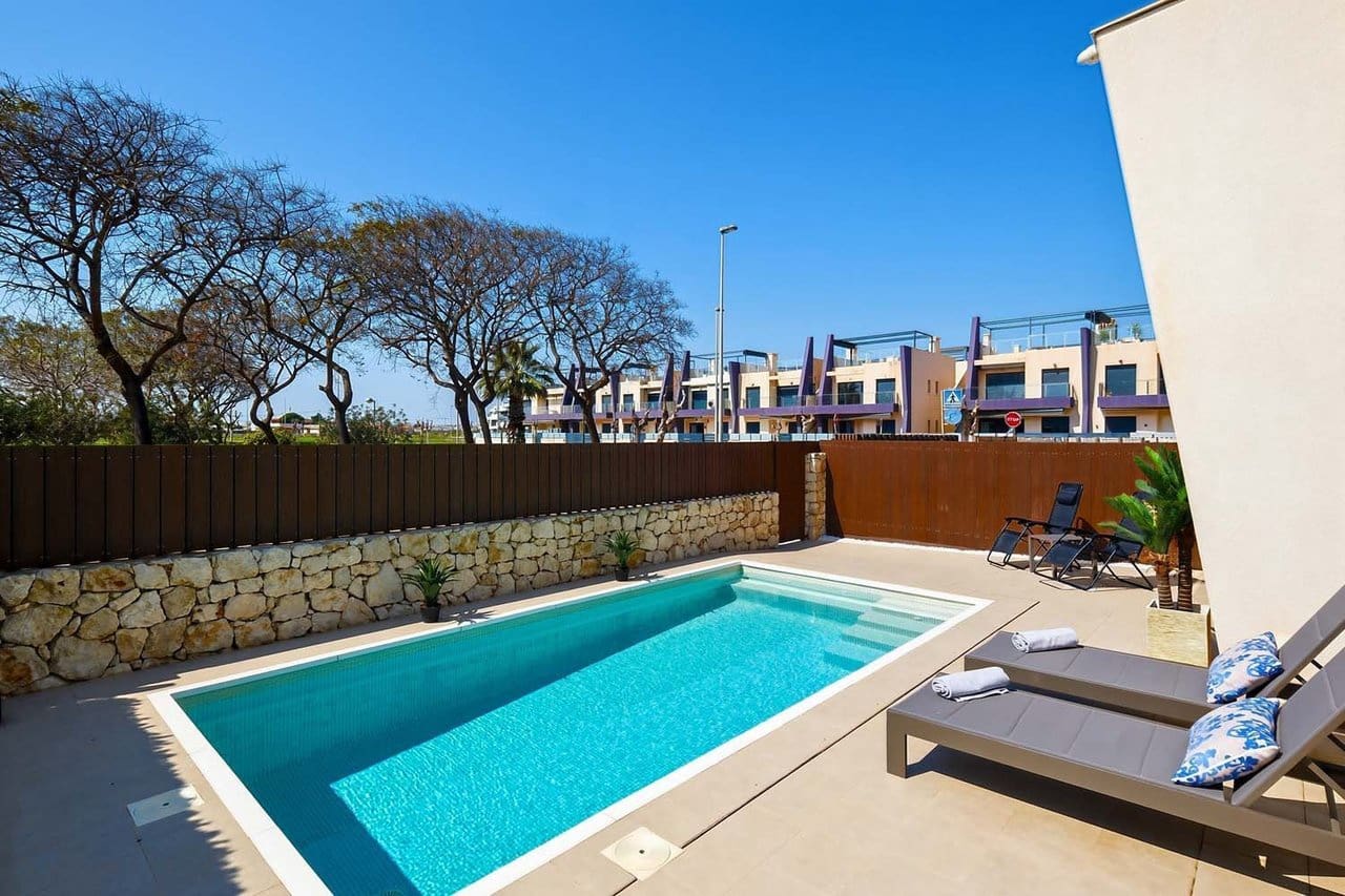Chalet de 3 habitaciones en Torre de la Horadada en venta con piscina - 450.000 € (Ref: 9808515)