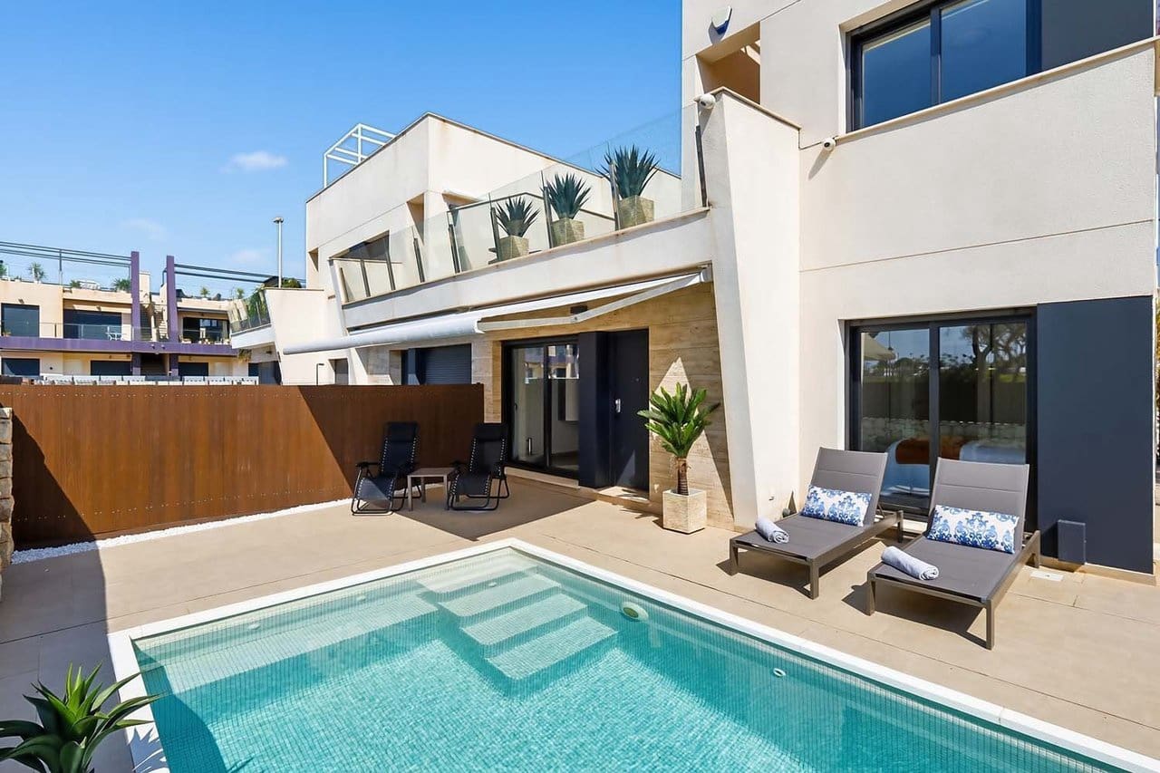 Chalet de 3 habitaciones en Torre de la Horadada en venta con piscina - 450.000 € (Ref: 9808515)