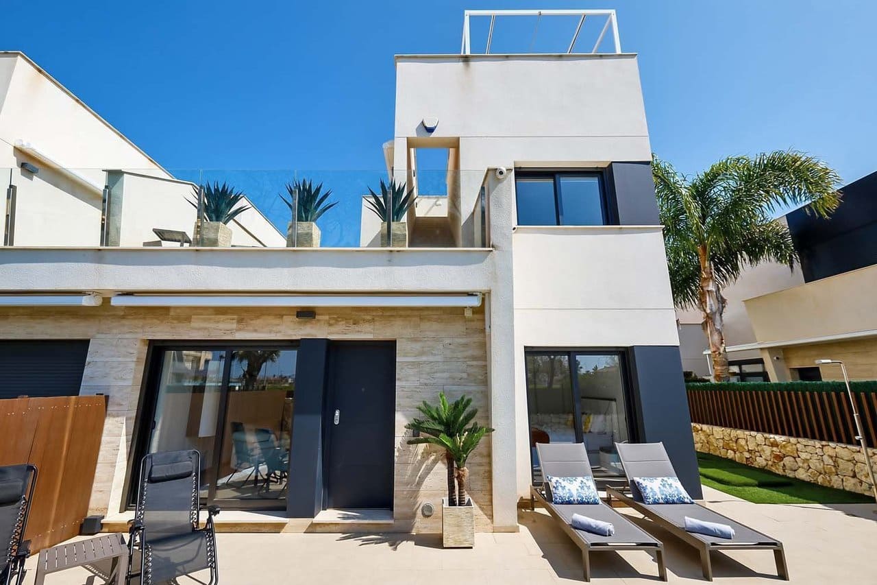 Chalet de 3 habitaciones en Torre de la Horadada en venta con piscina - 450.000 € (Ref: 9808515)