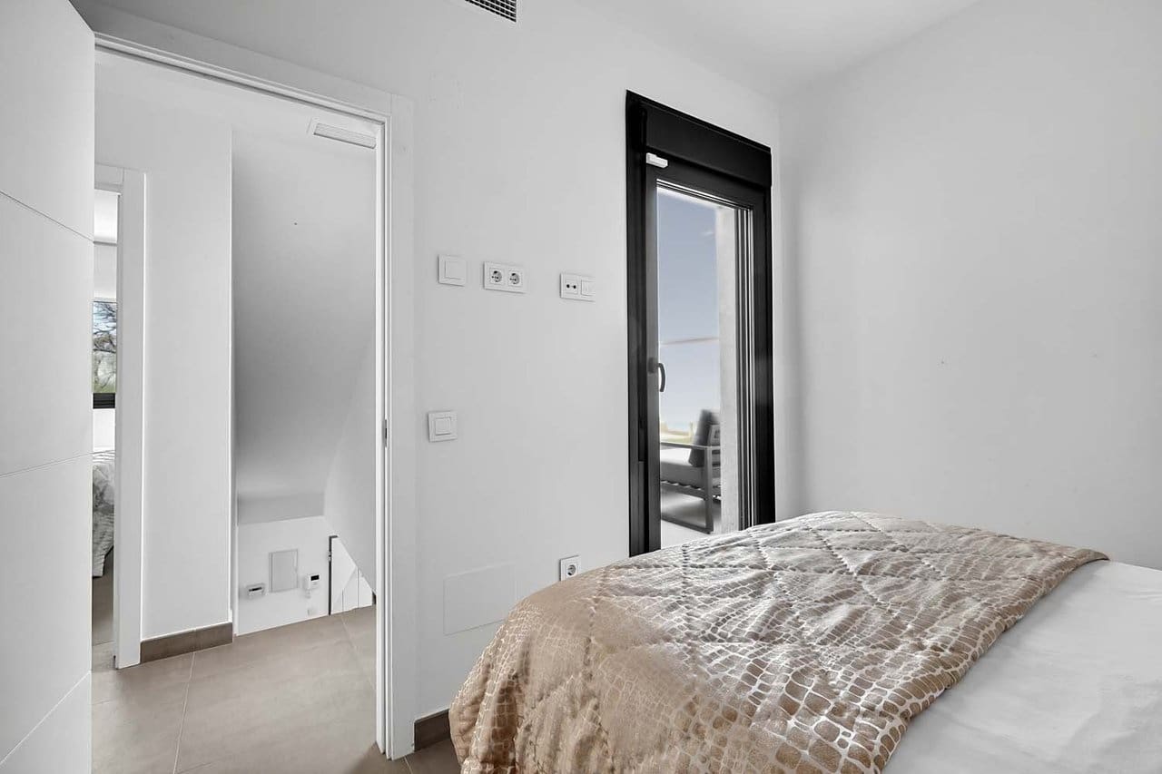 Chalet de 3 habitaciones en Torre de la Horadada en venta con piscina - 450.000 € (Ref: 9808515)