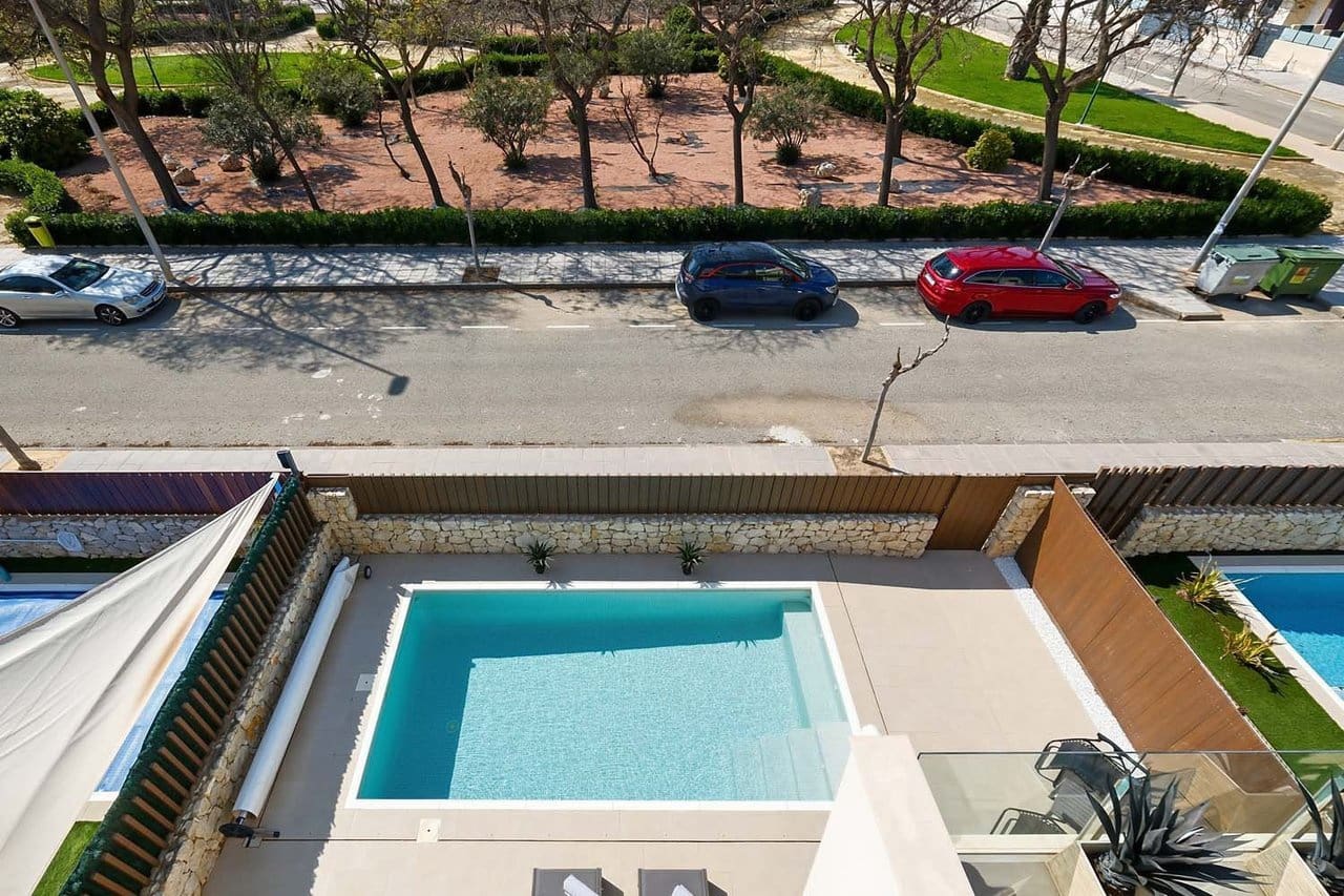 Chalet de 3 habitaciones en Torre de la Horadada en venta con piscina - 450.000 € (Ref: 9808515)