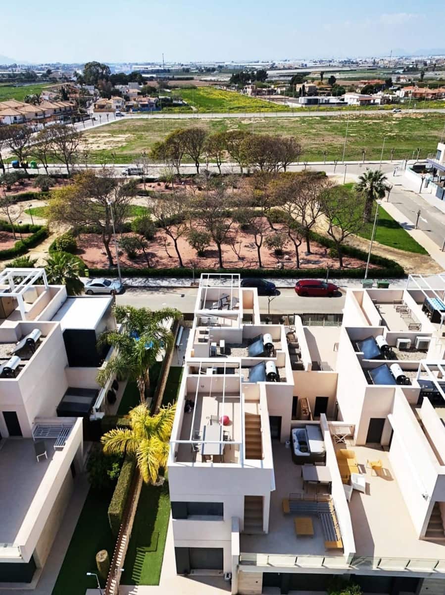 Chalet de 3 habitaciones en Torre de la Horadada en venta con piscina - 450.000 € (Ref: 9808515)