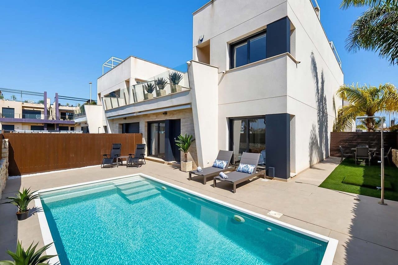 Chalet de 3 habitaciones en Torre de la Horadada en venta con piscina - 450.000 € (Ref: 9808515)