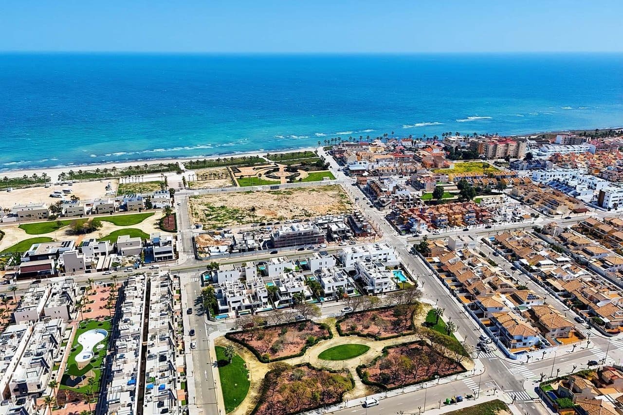 Chalet de 3 habitaciones en Torre de la Horadada en venta con piscina - 450.000 € (Ref: 9808515)