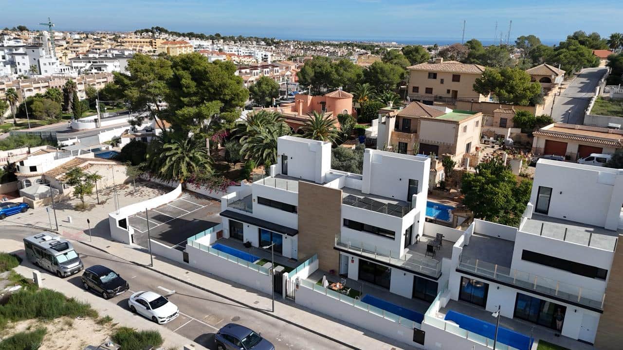 2 slaapkamer Villa te koop in Villamartin met zwembad garage - € 434.950 (Ref: 9815001)