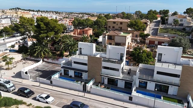 2 slaapkamer Villa te koop in Villamartin, Orihuela met zwembad garage - € 434.950 (Ref: 9815001)