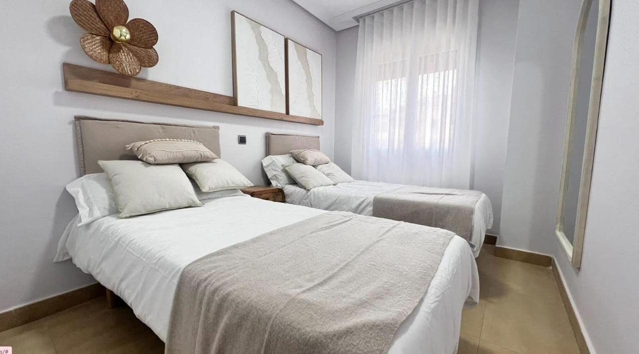 2 bedroom Apartment for sale in Los Alcazares with pool - € 143,000 (Ref: 9823843)