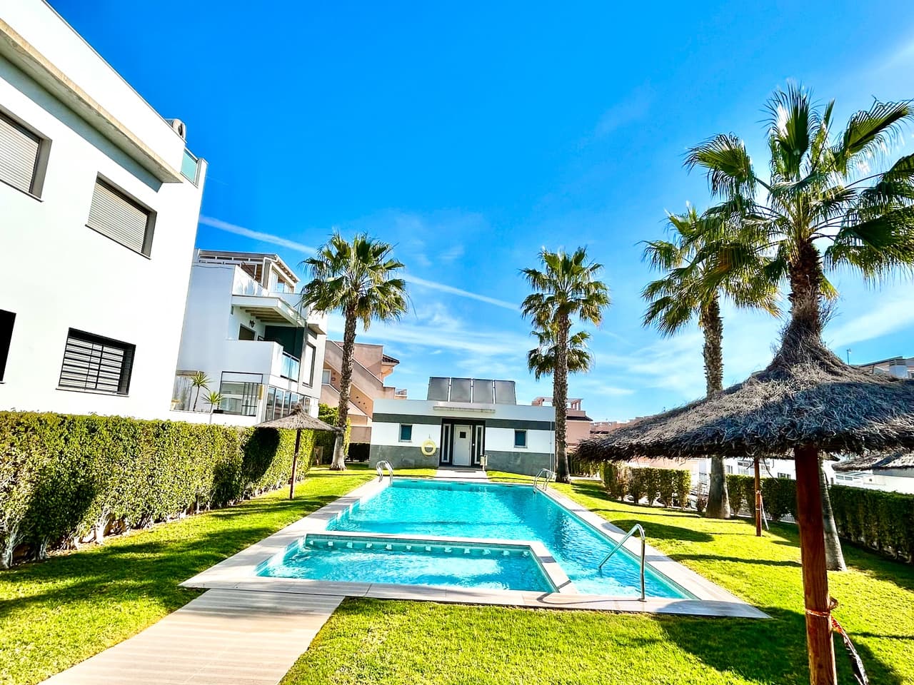 2 bedroom Apartment for sale in Punta Prima with pool garage - € 240,000 (Ref: 9827635)