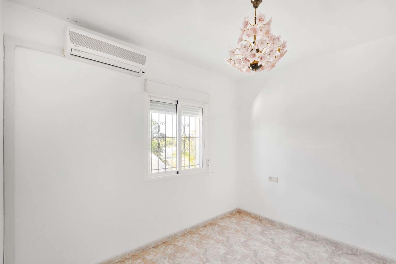7 bedroom Villa for sale in Pinar de Campoverde with pool - € 550,000 (Ref: 9831951)