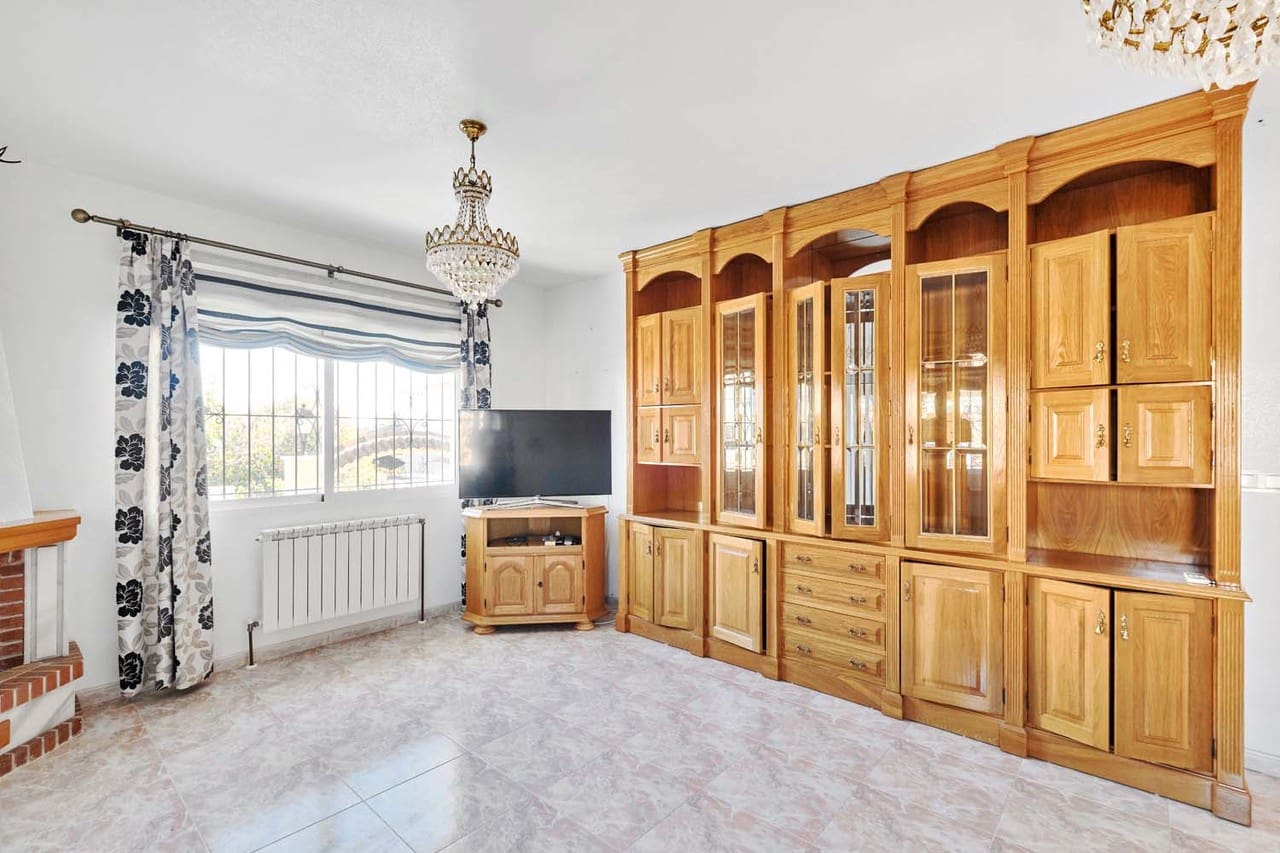 7 bedroom Villa for sale in Pinar de Campoverde with pool - € 550,000 (Ref: 9831951)