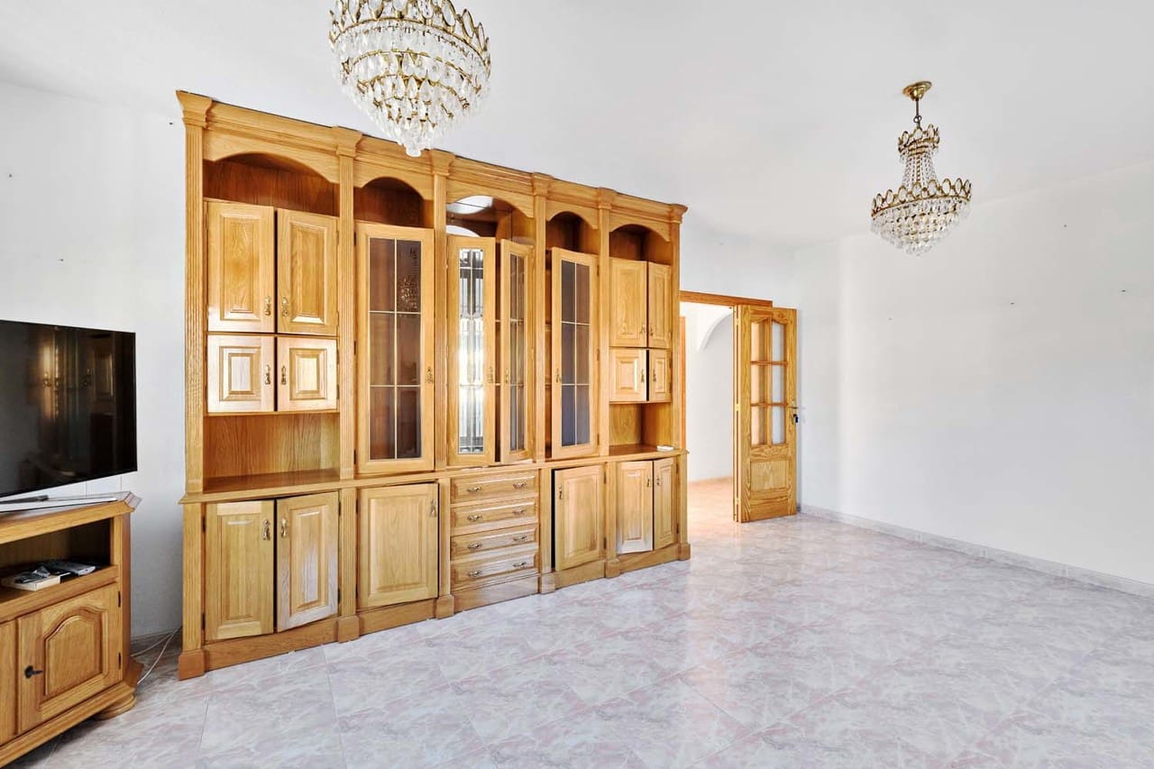 7 bedroom Villa for sale in Pinar de Campoverde with pool - € 550,000 (Ref: 9831951)