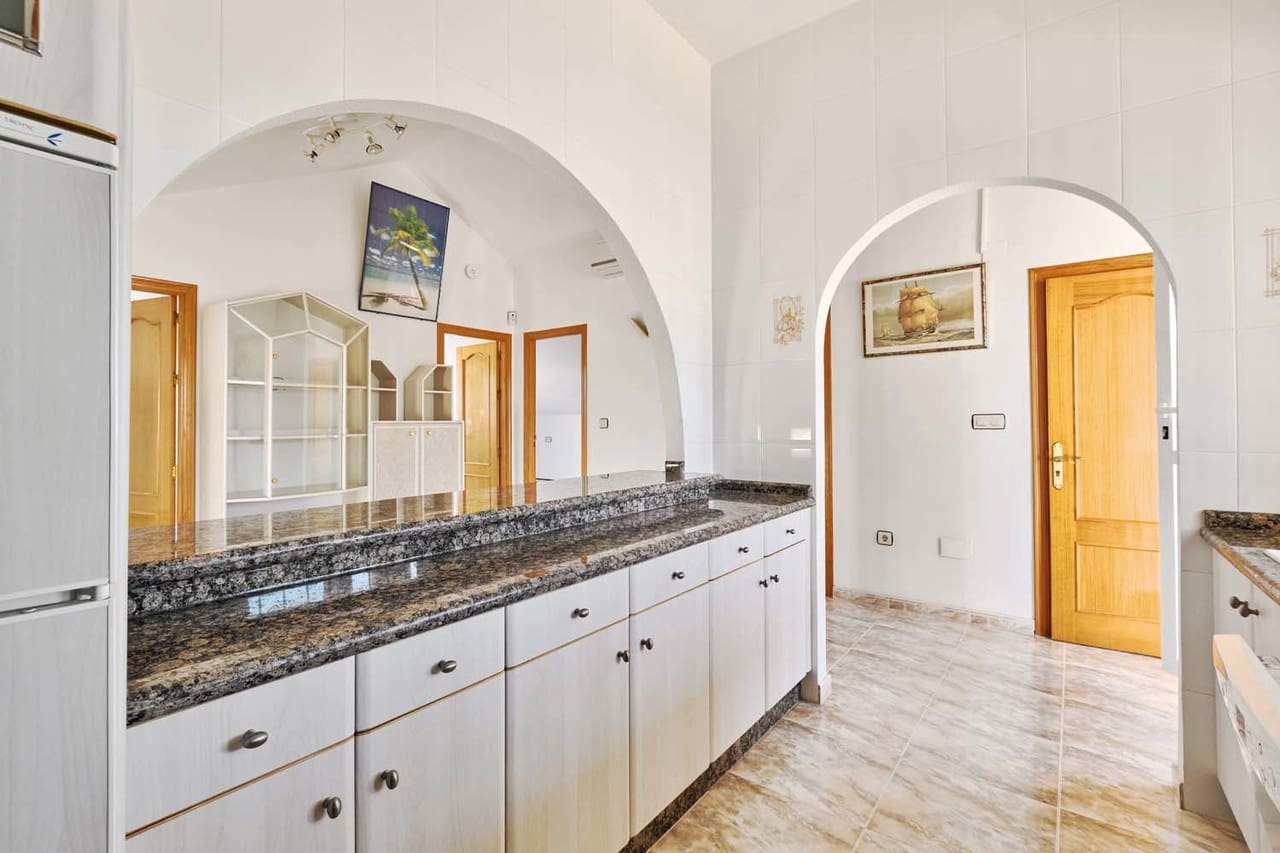 7 bedroom Villa for sale in Pinar de Campoverde with pool - € 550,000 (Ref: 9831951)