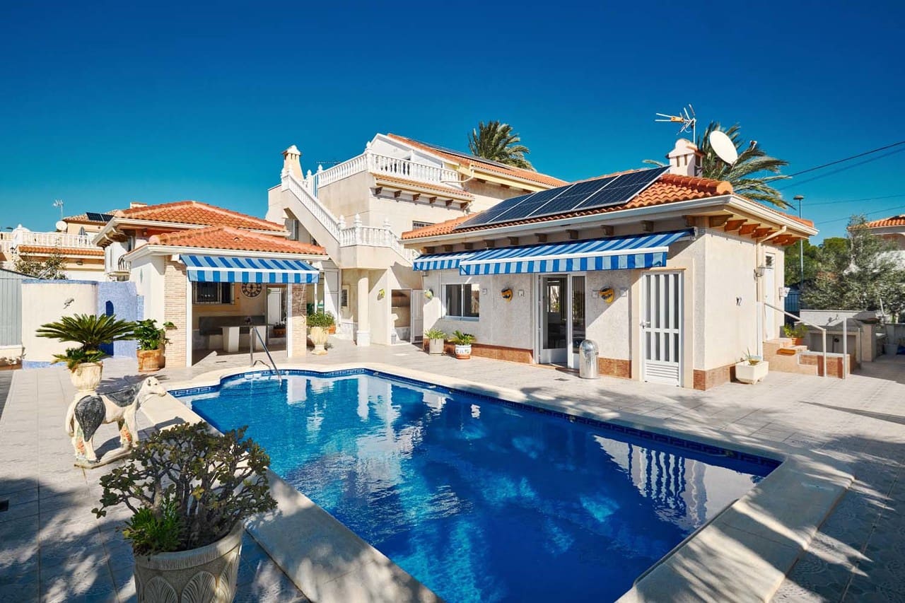 7 bedroom Villa for sale in Pinar de Campoverde with pool - € 550,000 (Ref: 9831951)