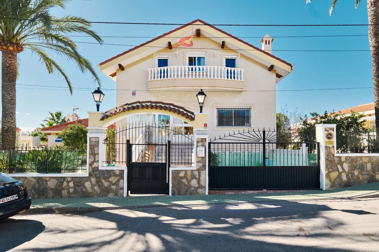 7 bedroom Villa for sale in Pinar de Campoverde with pool - € 550,000 (Ref: 9831951)