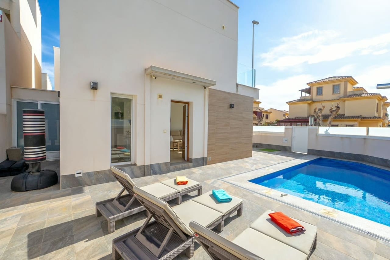 Chalet de 3 habitaciones en Pilar de la Horadada en venta - 424.950 € (Ref: 9832271)