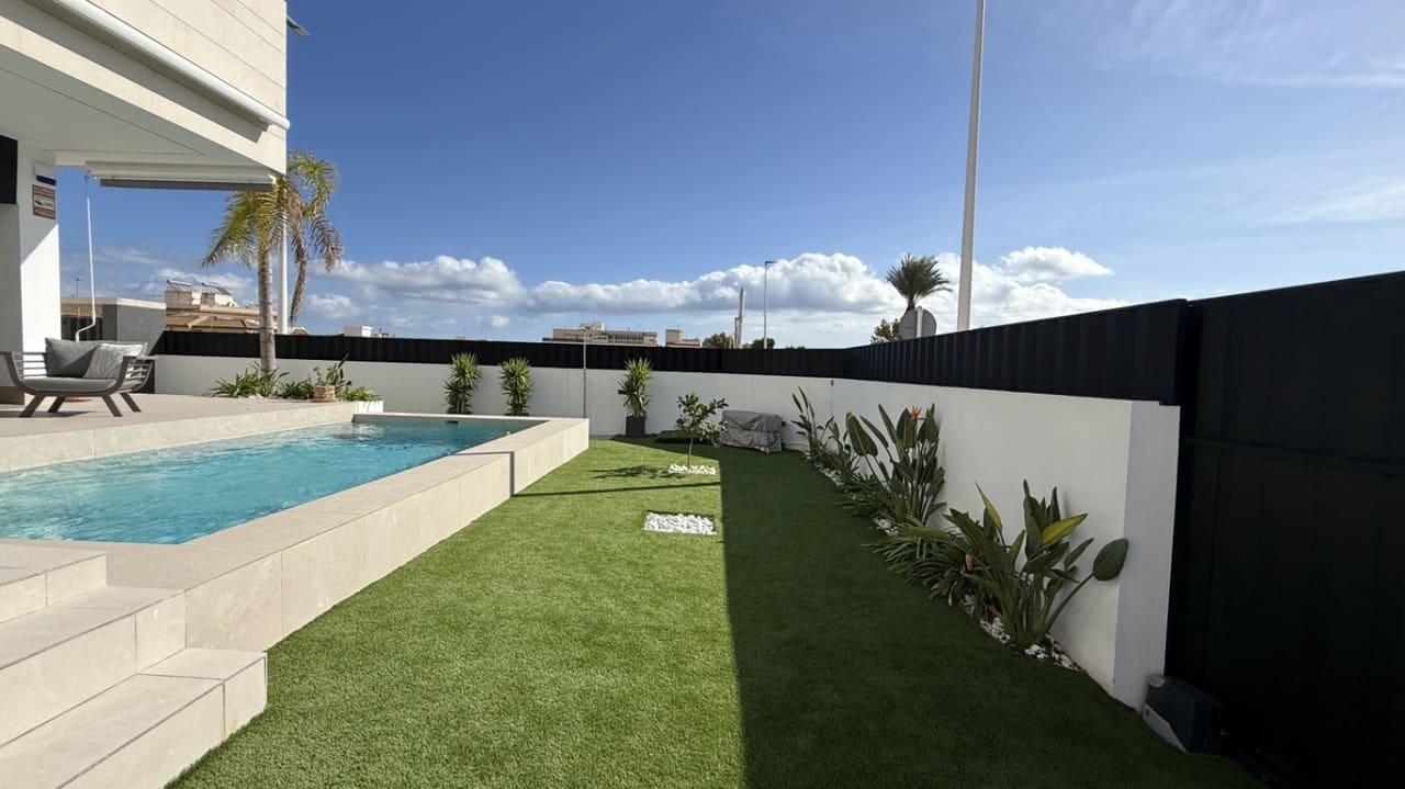 3 slaapkamer Bungalow te koop in Pilar de la Horadada met zwembad - € 399.000 (Ref: 9833957)
