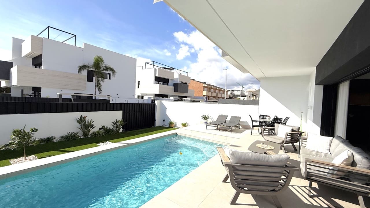 3 slaapkamer Bungalow te koop in Pilar de la Horadada met zwembad - € 399.000 (Ref: 9833957)