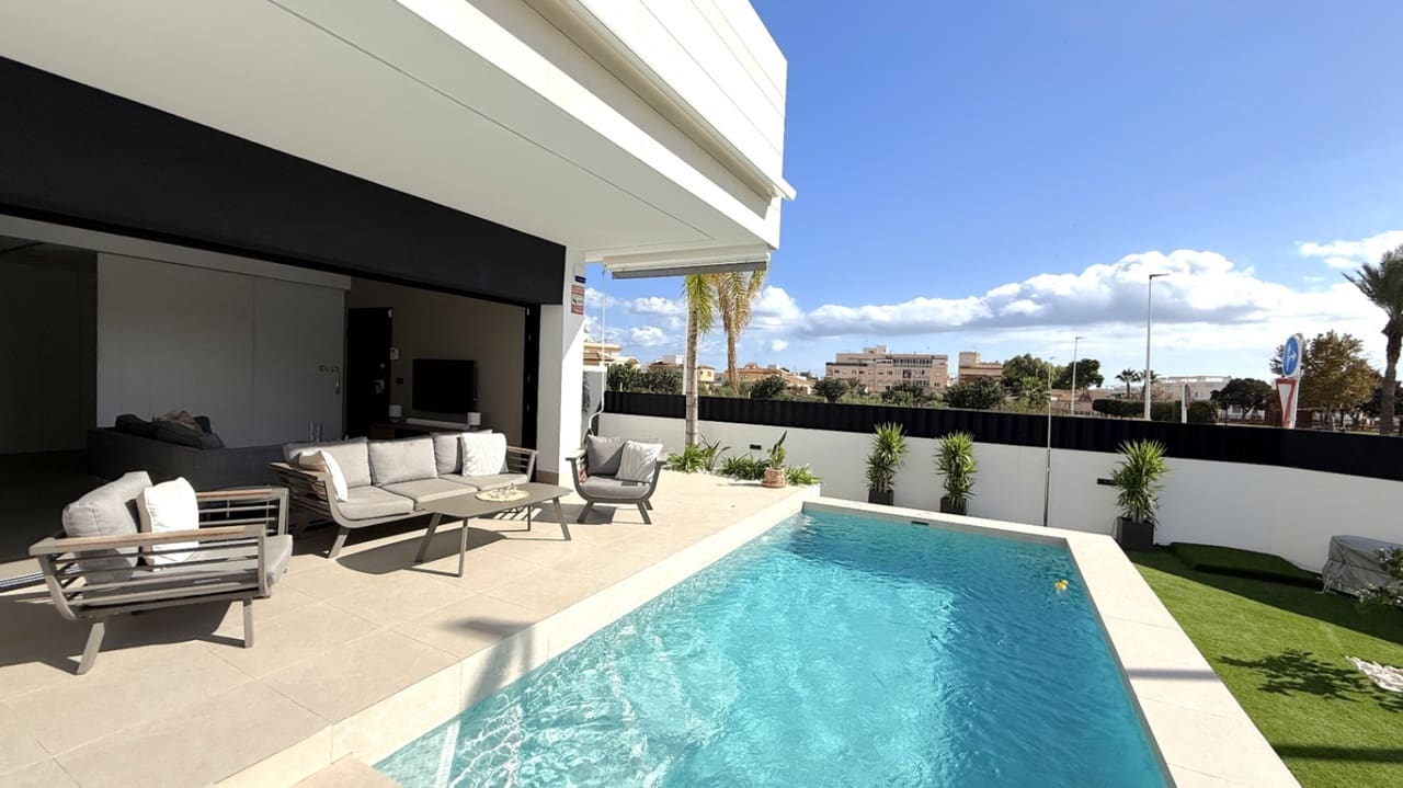 3 slaapkamer Bungalow te koop in Pilar de la Horadada met zwembad - € 399.000 (Ref: 9833957)