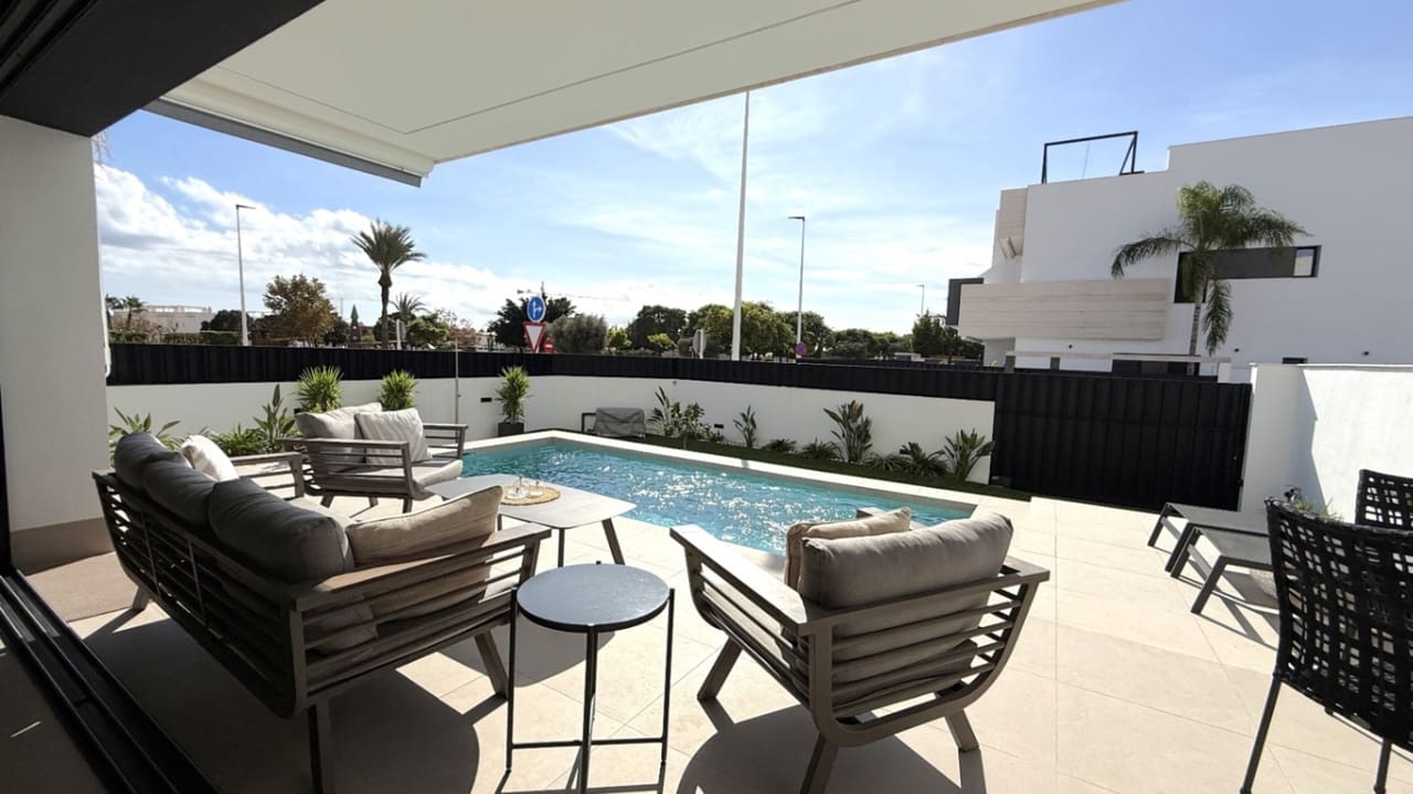 3 slaapkamer Bungalow te koop in Pilar de la Horadada met zwembad - € 399.000 (Ref: 9833957)