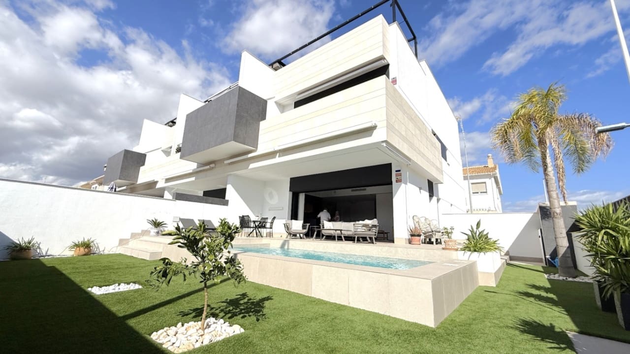 3 slaapkamer Bungalow te koop in Pilar de la Horadada met zwembad - € 399.000 (Ref: 9833957)