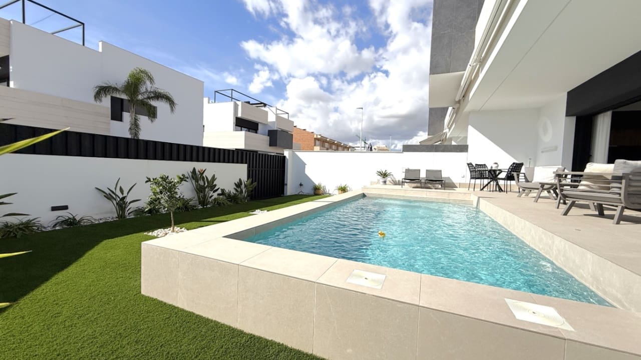3 slaapkamer Bungalow te koop in Pilar de la Horadada met zwembad - € 399.000 (Ref: 9833957)