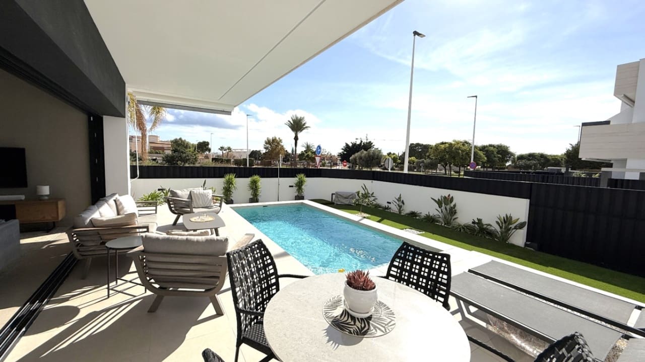 3 slaapkamer Bungalow te koop in Pilar de la Horadada met zwembad - € 399.000 (Ref: 9833957)
