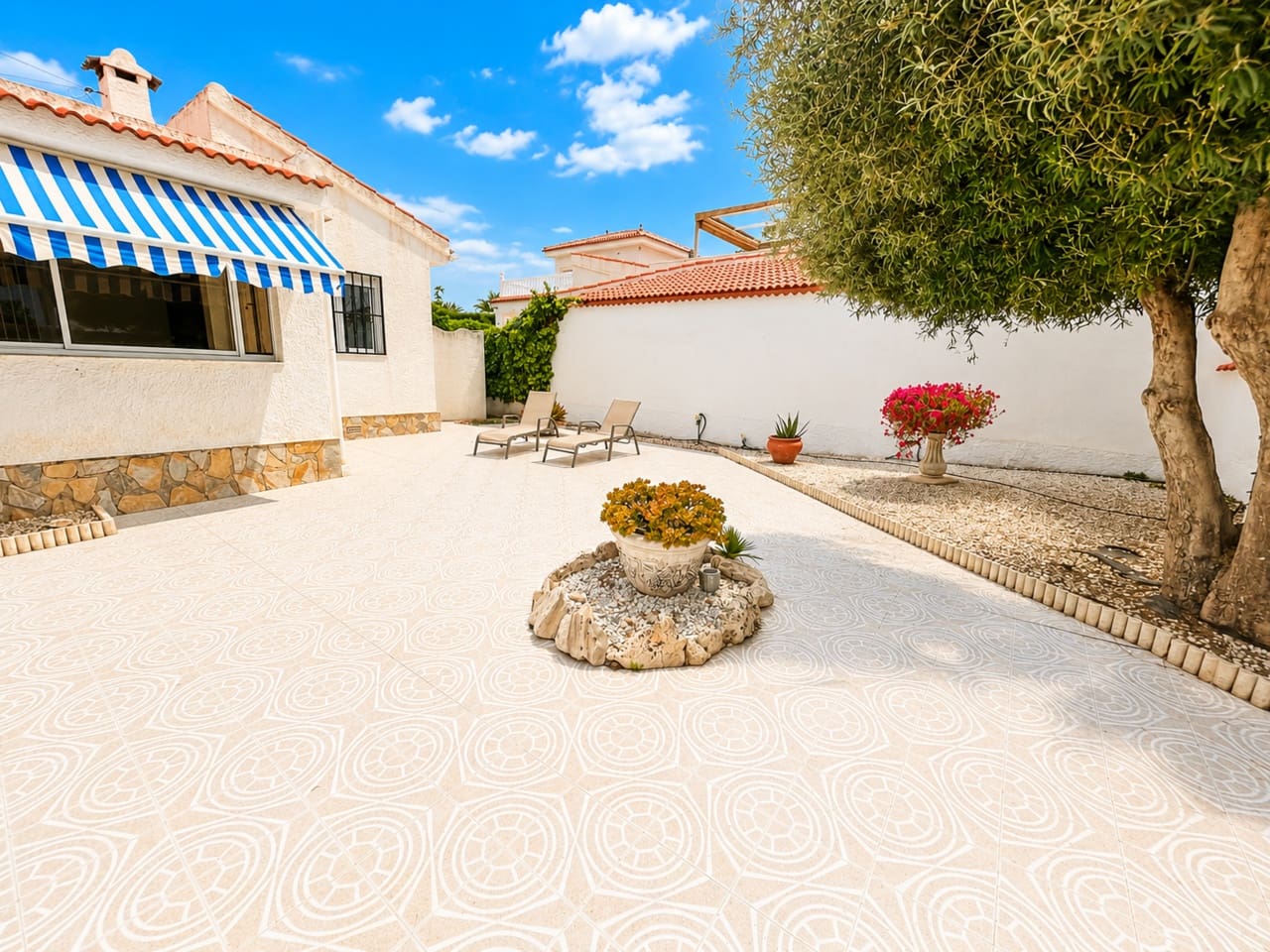 Chalet de 3 habitaciones en Ciudad Quesada en venta con piscina - 339.950 € (Ref: 9834533)