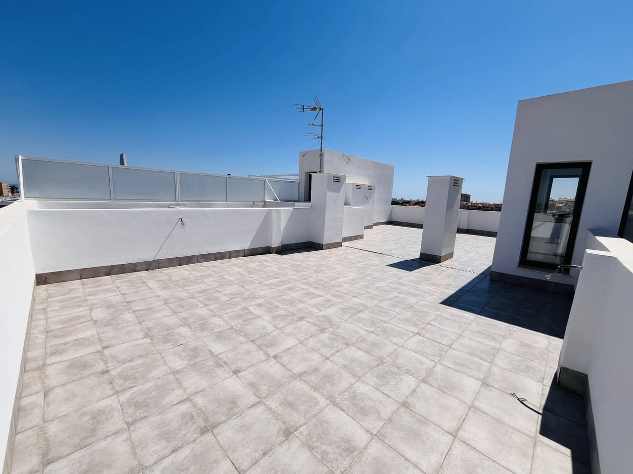 2 sypialnia Apartament na sprzedaż w Mar de Cristal z basenem garażem - 358 000 € (Ref: 9872217)