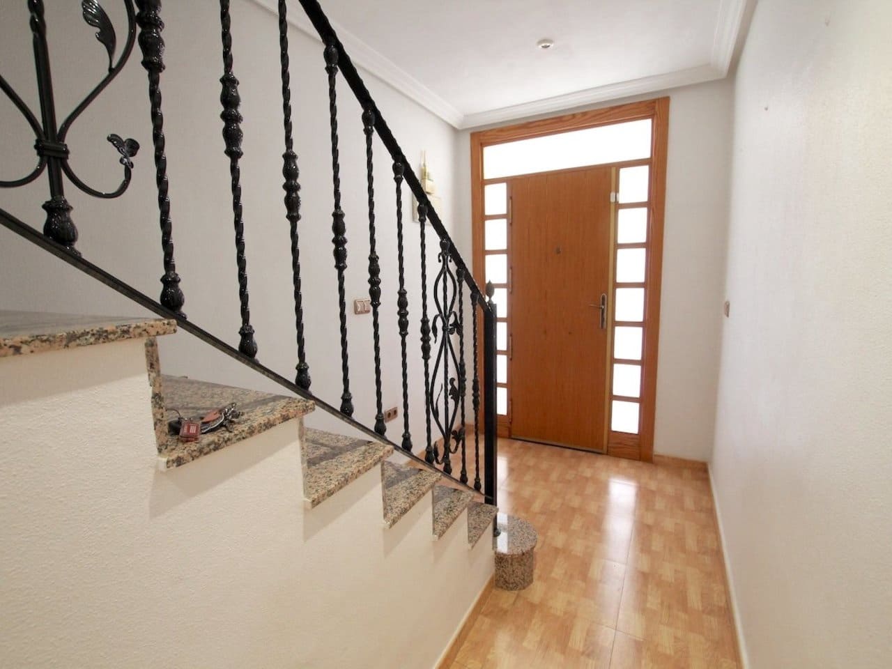 3 bedroom Townhouse for sale in Los Palacios - € 249,500 (Ref: 9873726)