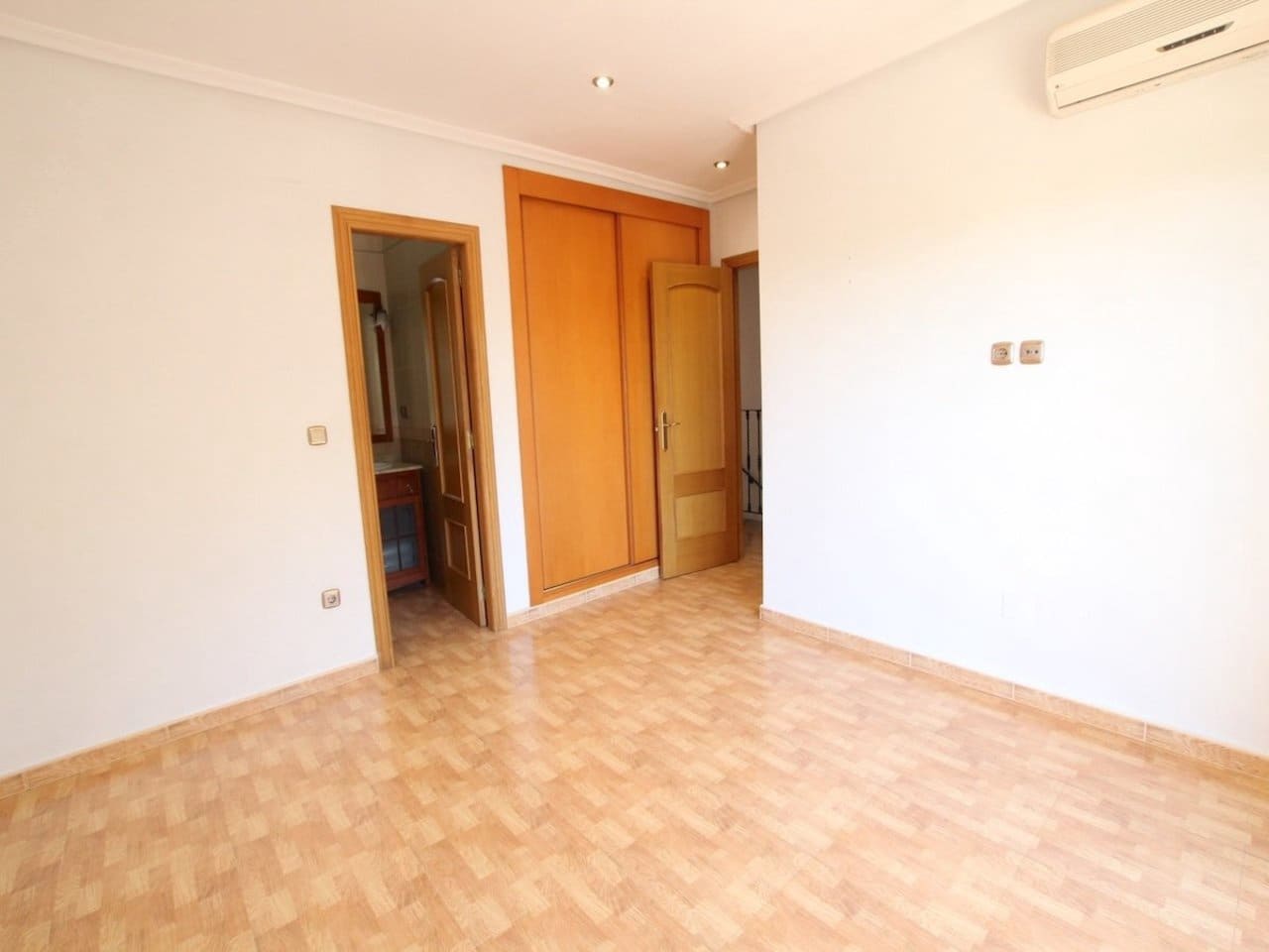 3 bedroom Townhouse for sale in Los Palacios - € 249,500 (Ref: 9873726)