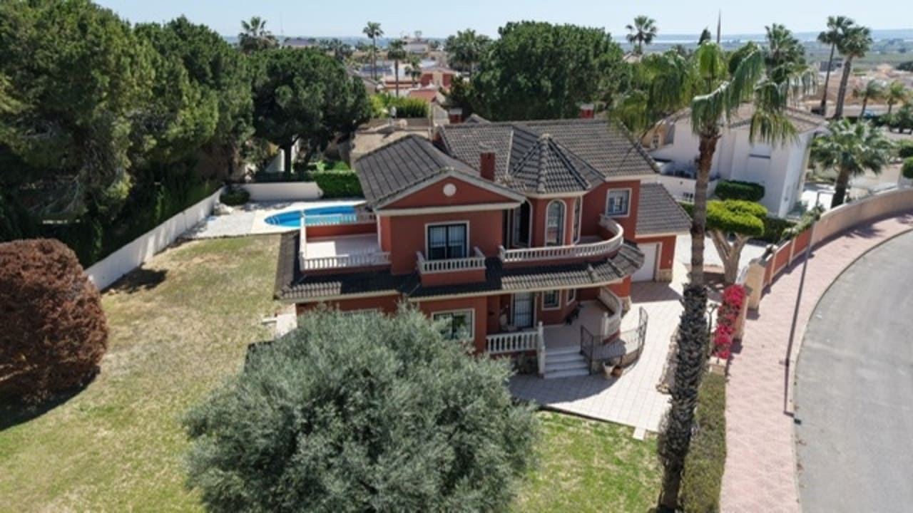 4 bedroom Villa for sale in Ciudad Quesada with pool - € 1,099,000 (Ref: 9873735)