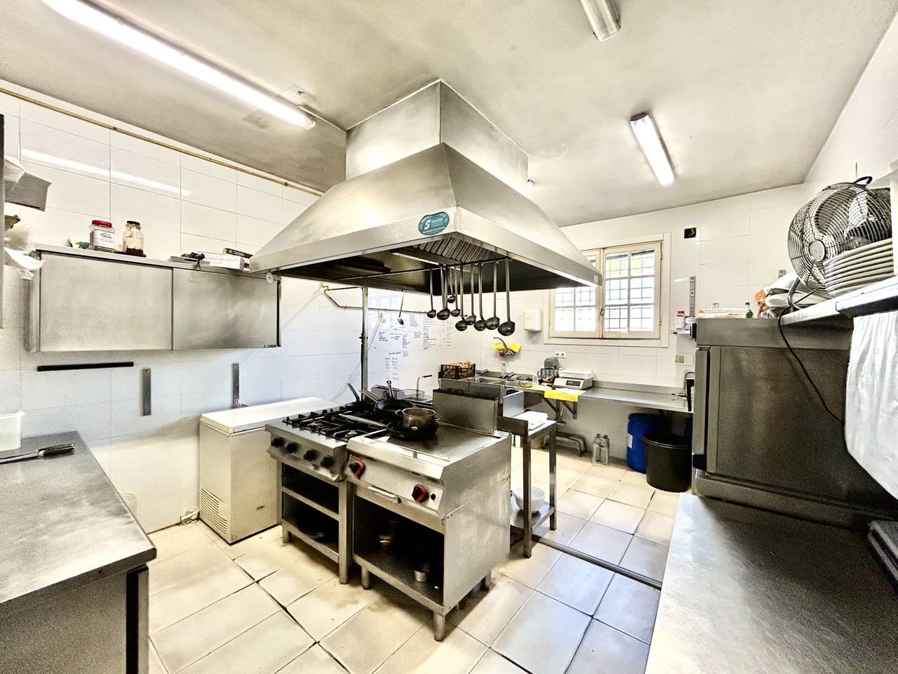 Commercial for sale in Cabo Roig - € 999,000 (Ref: 9924849)