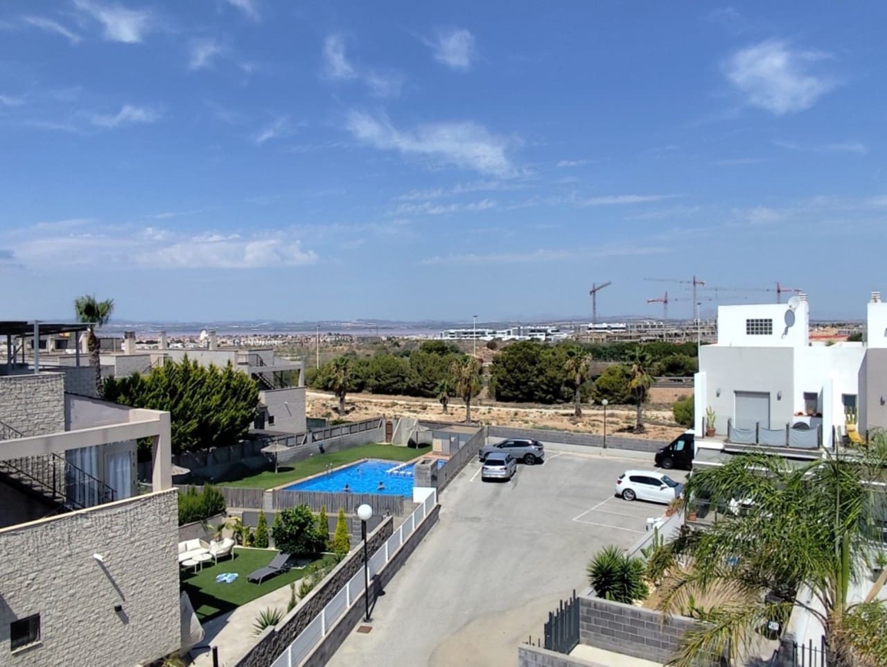 4 soveværelse Byhus til salg i Torrevieja med swimmingpool garage - € 395.000 (Ref: 9937203)