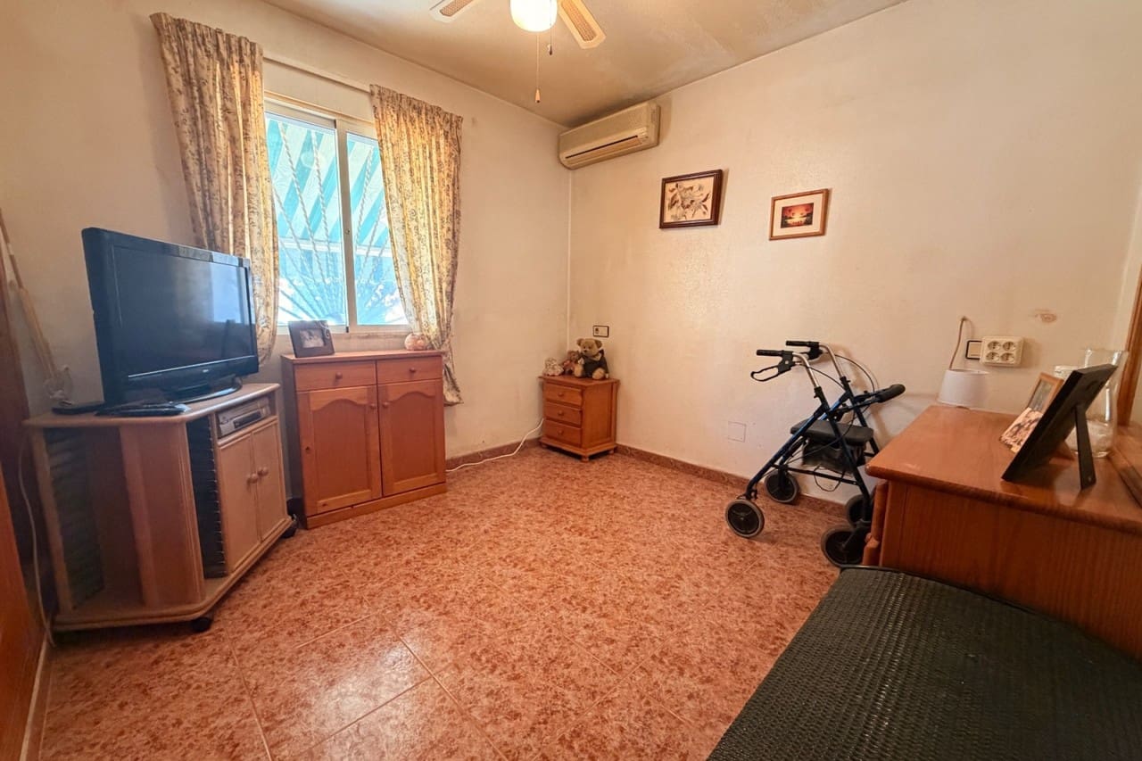 2 bedroom Bungalow for sale in Torrevieja with pool - € 110,000 (Ref: 9937801)