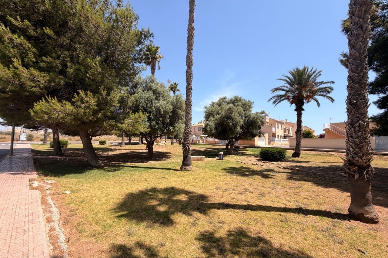 2 bedroom Bungalow for sale in Torrevieja with pool - € 110,000 (Ref: 9937801)