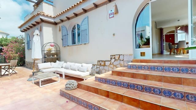 5 Zimmer Villa zu verkaufen in La Zenia, Orihuela mit Pool - 795.000 € (Ref: 9944426)