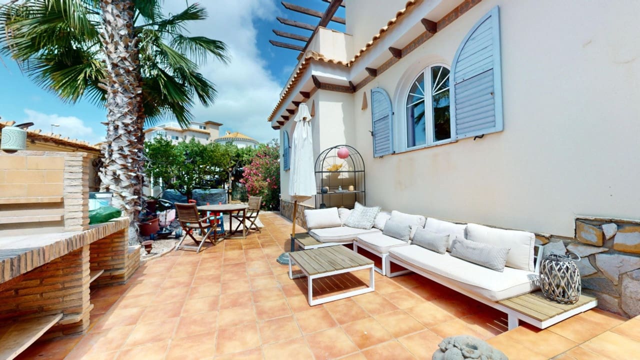 5 Zimmer Villa zu verkaufen in La Zenia mit Pool - 795.000 € (Ref: 9944426)
