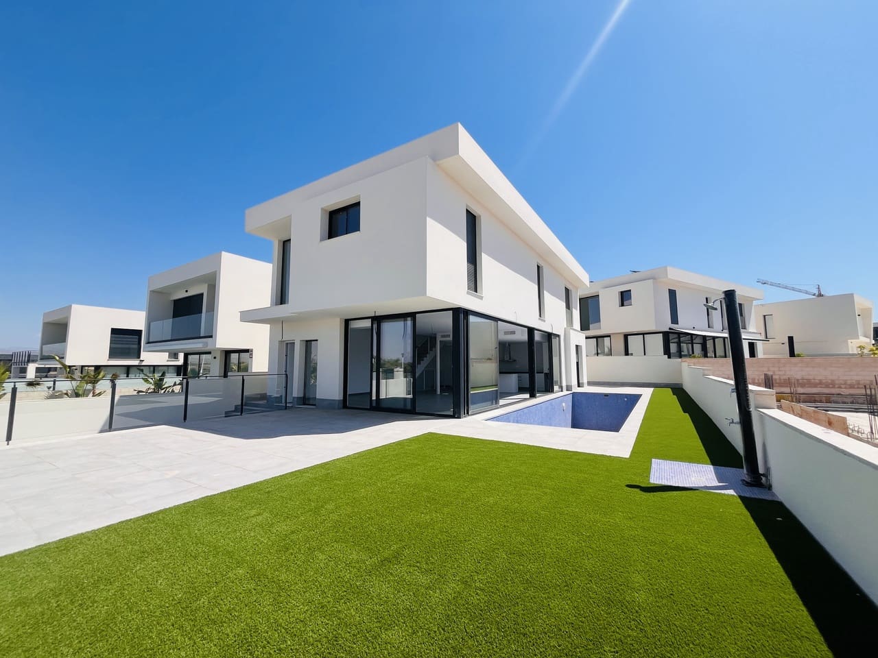 4 soveværelse Villa til salg i Gran Alacant med swimmingpool - € 615.000 (Ref: 9971467)