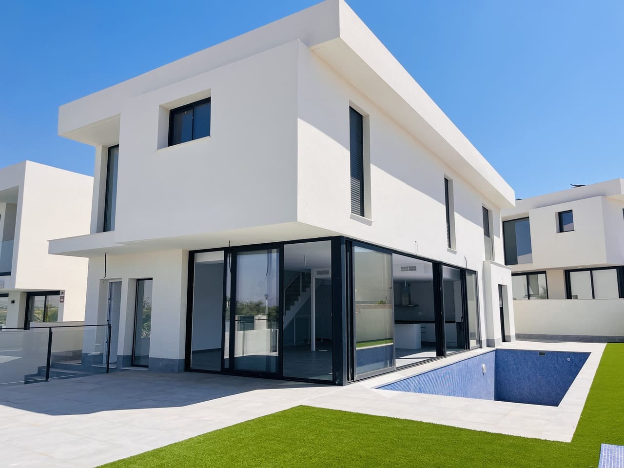4 soveværelse Villa til salg i Gran Alacant med swimmingpool - € 615.000 (Ref: 9971467)