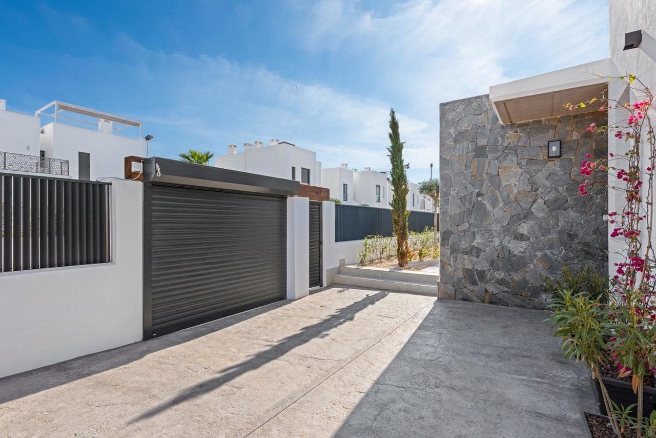 3 soveværelse Villa til salg i Mar de Cristal med swimmingpool - € 549.000 (Ref: 9971469)