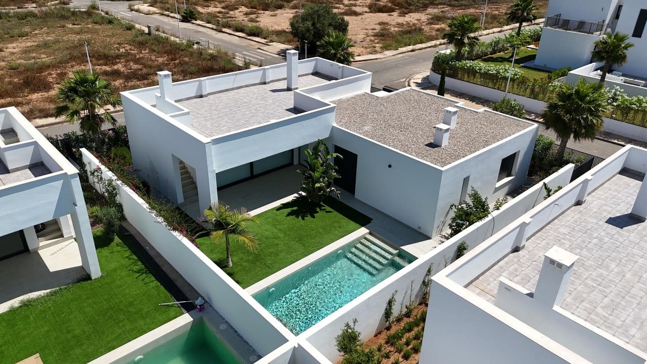 3 soveværelse Villa til salg i Mar de Cristal med swimmingpool - € 549.000 (Ref: 9971469)
