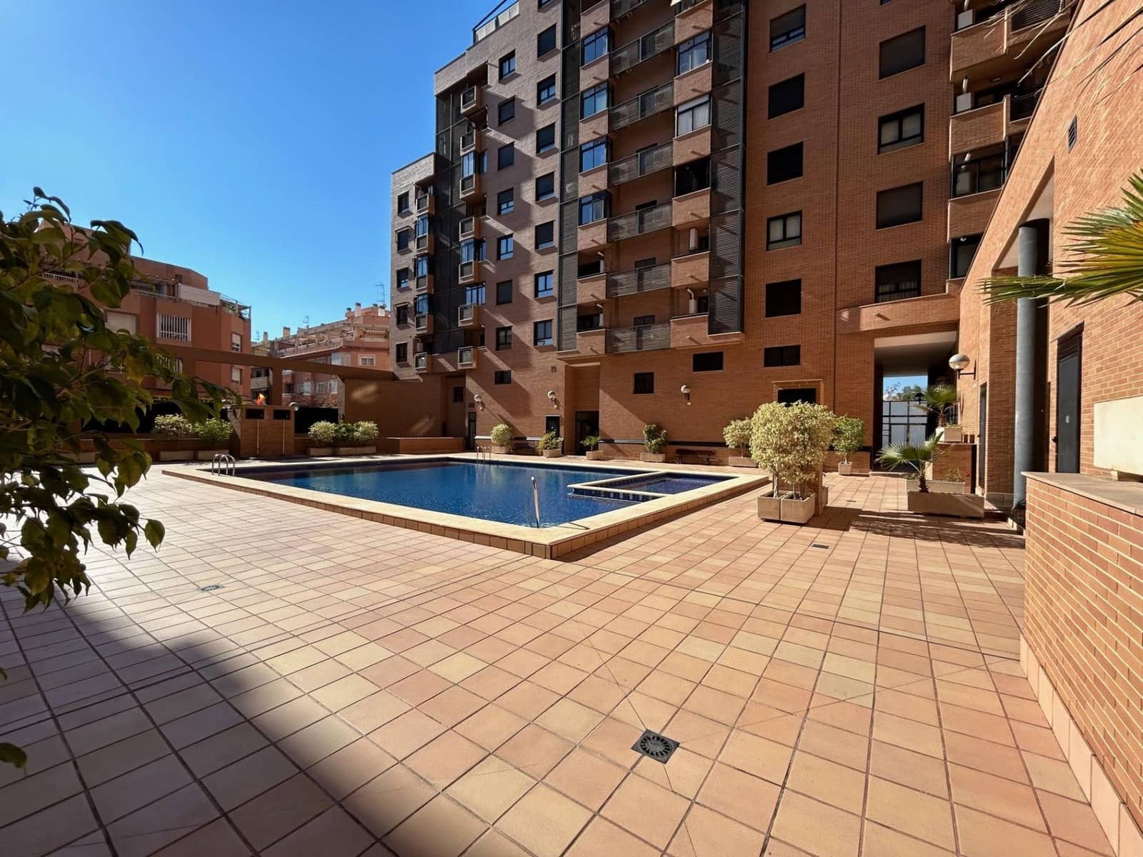 1 slaapkamer Appartement te koop in Alicante stad met zwembad garage - € 289.900 (Ref: 10002453)