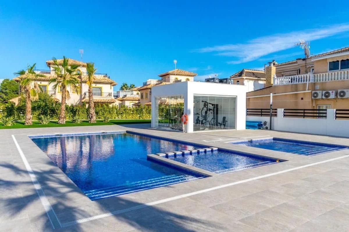 2 soveværelse Lejlighed til salg i Torrevieja med swimmingpool garage - € 274.900 (Ref: 9991594)